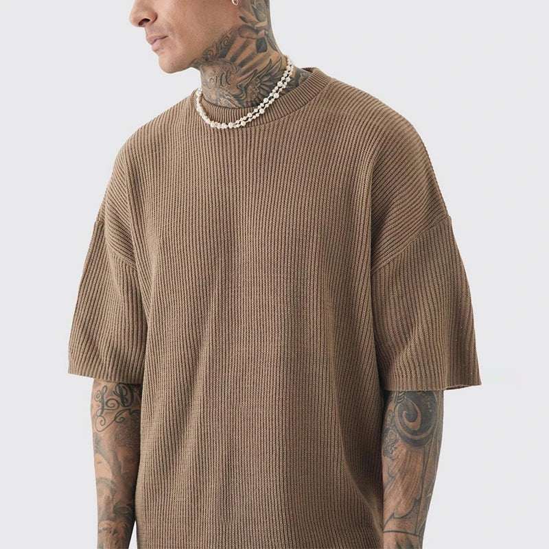 Beach casual street wear men’s outfit with O-neck and short sleeves.