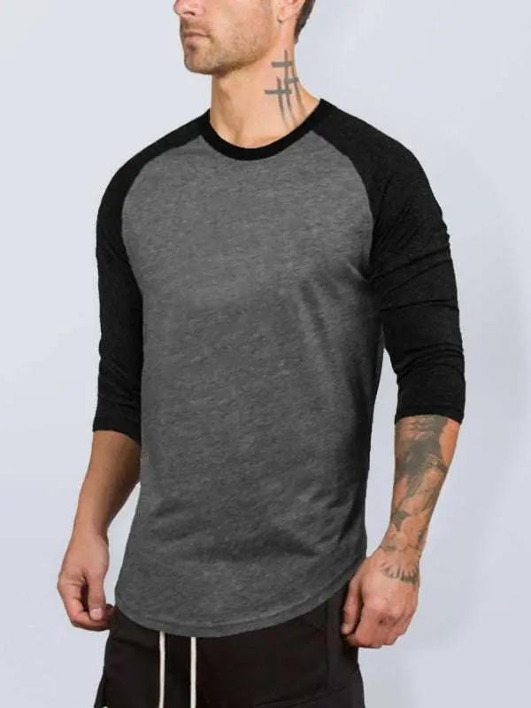 Sporty contrast raglan T-shirt for men with three-quarter sleeves and round neck.