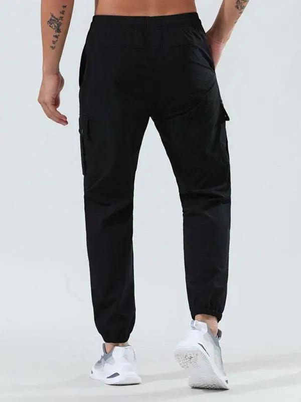 Men's quick-drying black cargo pocket trousers with elastic waist, suitable for fitness training and casual wear.