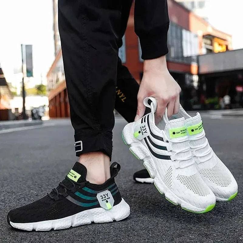 Men's casual sport shoes in black and white, breathable mesh design, lightweight sneakers for outdoor running and jogging.