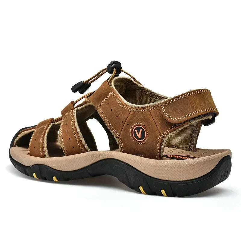 Summer men sandals in genuine leather, casual outdoor beach footwear with rubber sole and elastic band closure.