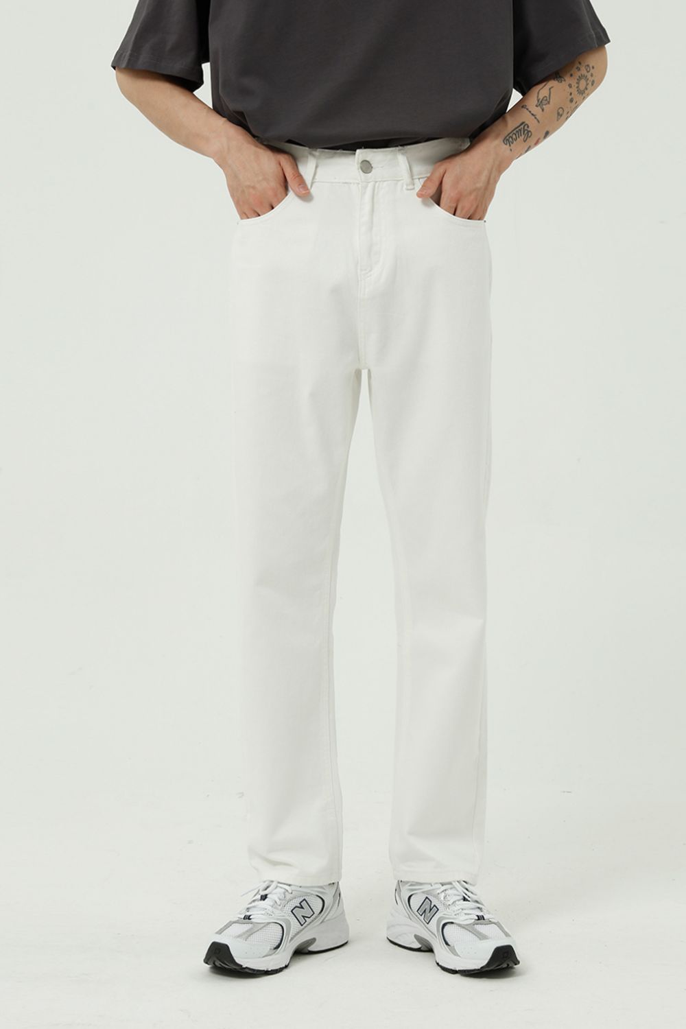 Straight leg jeans with pockets, basic style, white.