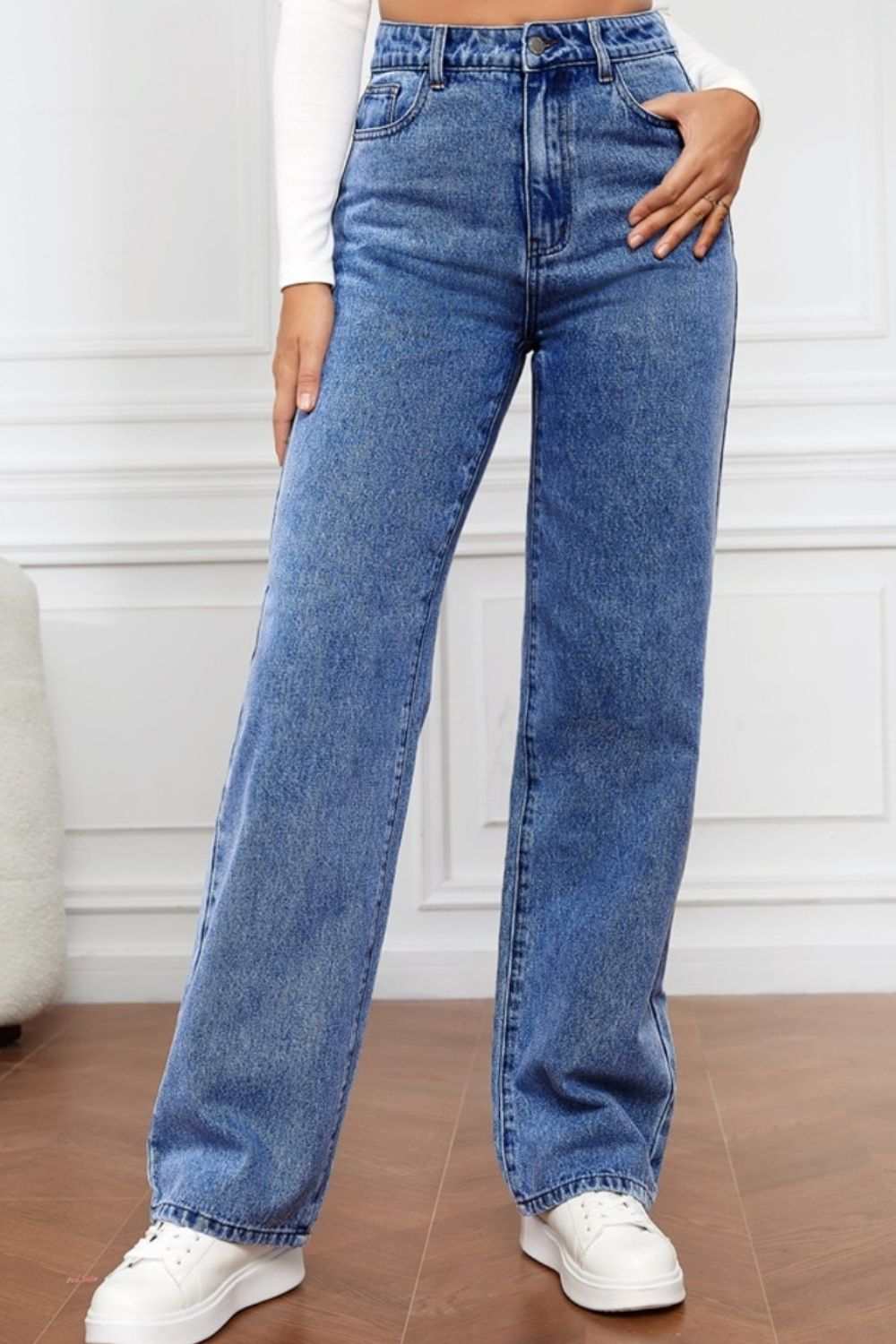 High waist straight jeans, pocketed, buttoned, no stretch, blue denim.