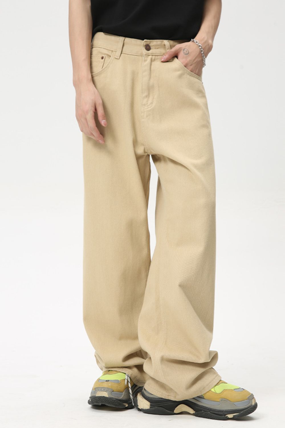 Wide leg jeans with pockets in beige, featuring no stretch and machine washable.