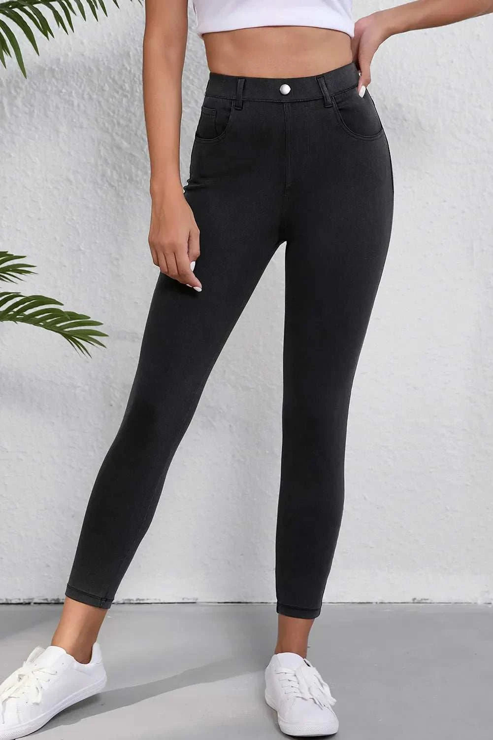 High waist jeans with pockets and moderate stretch.