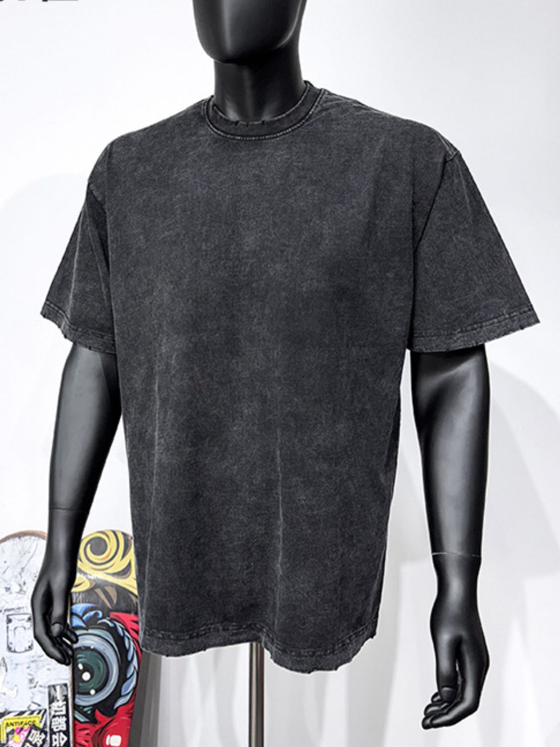 Men's full size round neck washed T-shirt in plus size, slightly stretchy, 95% cotton, 5% polyester.