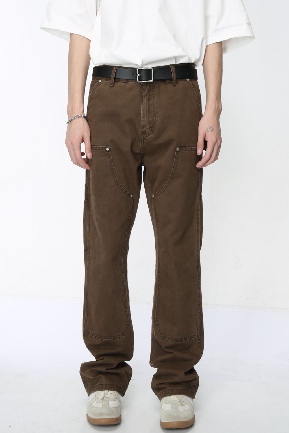 Mid rise baggy jeans with pockets, cotton blend, versatile style.