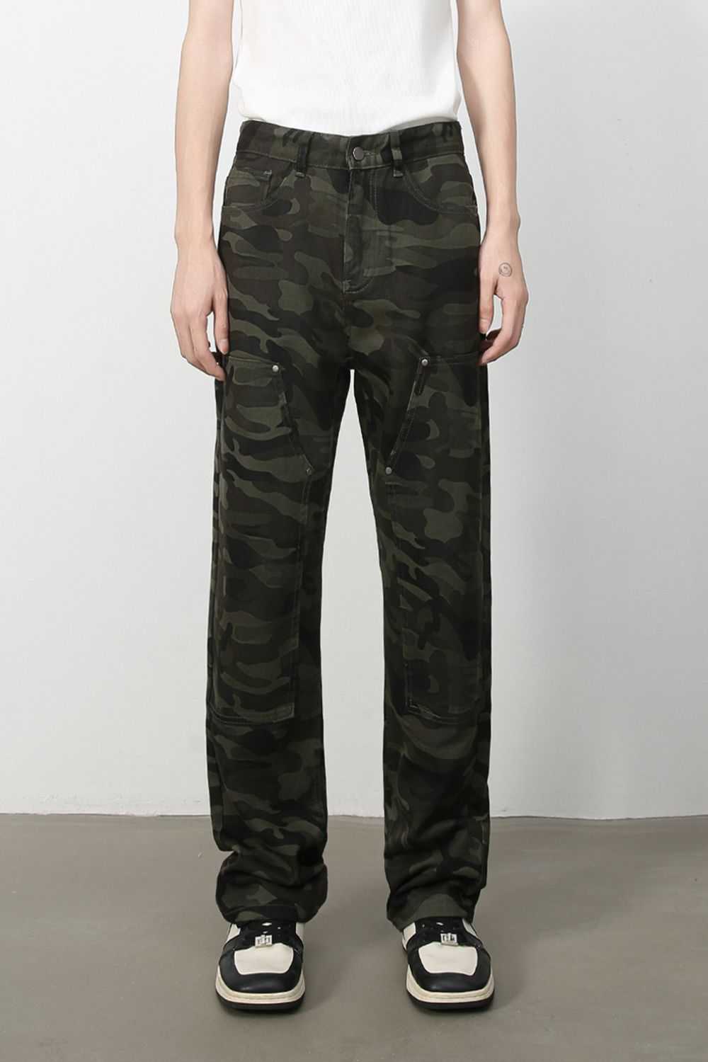 Men's camouflage straight leg cargo jeans in 100% cotton without stretch.