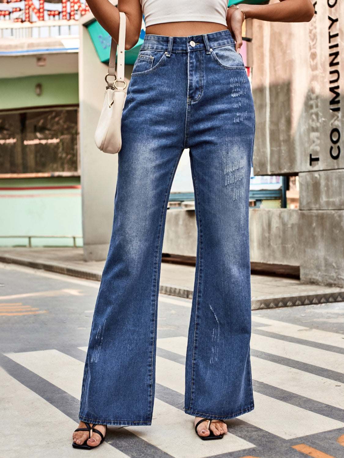 High rise bootcut jeans with pockets, no stretch, made of 95% rayon and 5% polyester.
