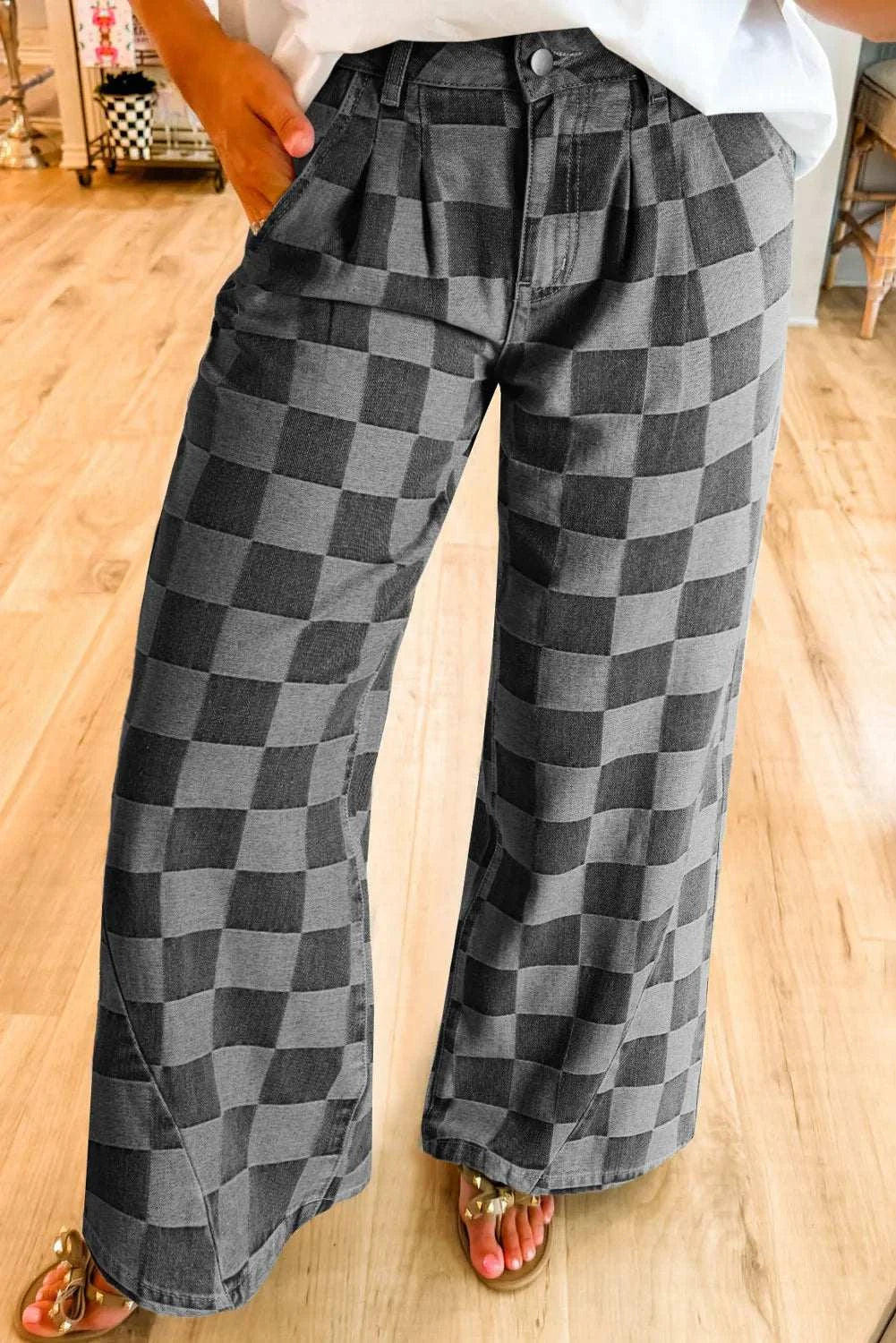 Checkered wide leg jeans with pockets in black and gray, made of polyester and cotton.