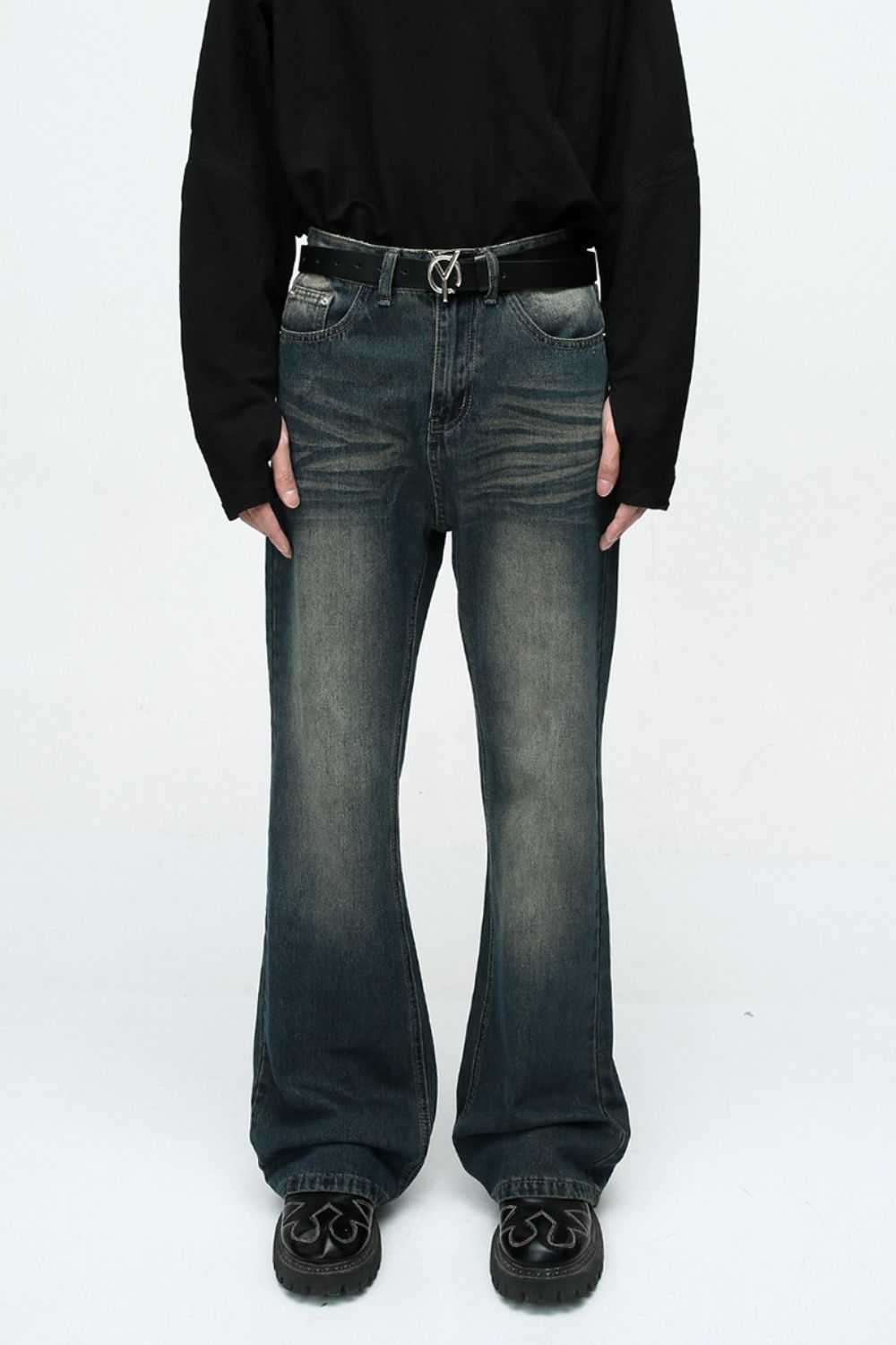 Bootcut jeans with pockets, no stretch, made from cotton, polyester, viscose.