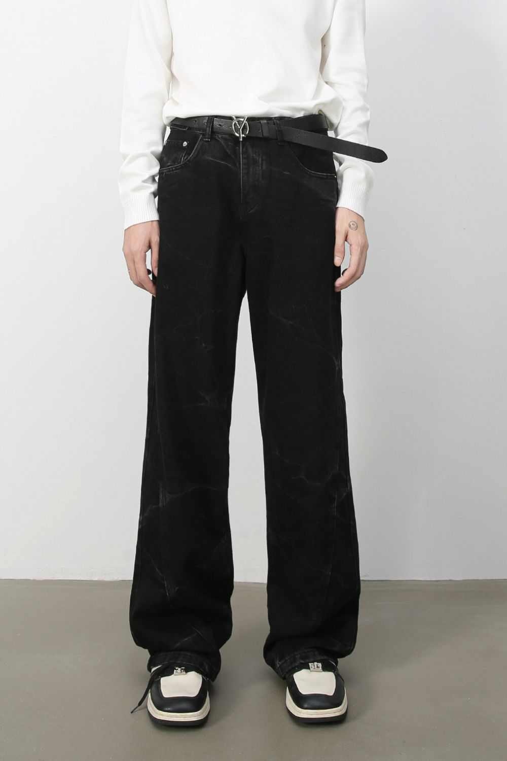 Men's baggy jeans with pockets in black, slightly stretchy fabric.