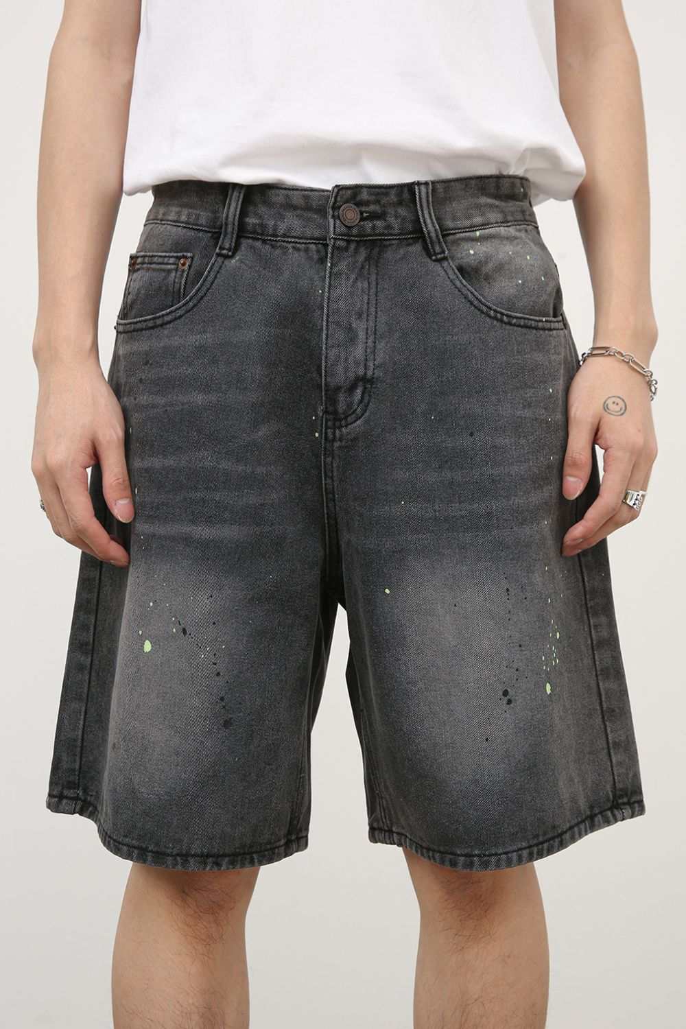 Men's mid-rise denim shorts in black with slight stretch, featuring a basic style.