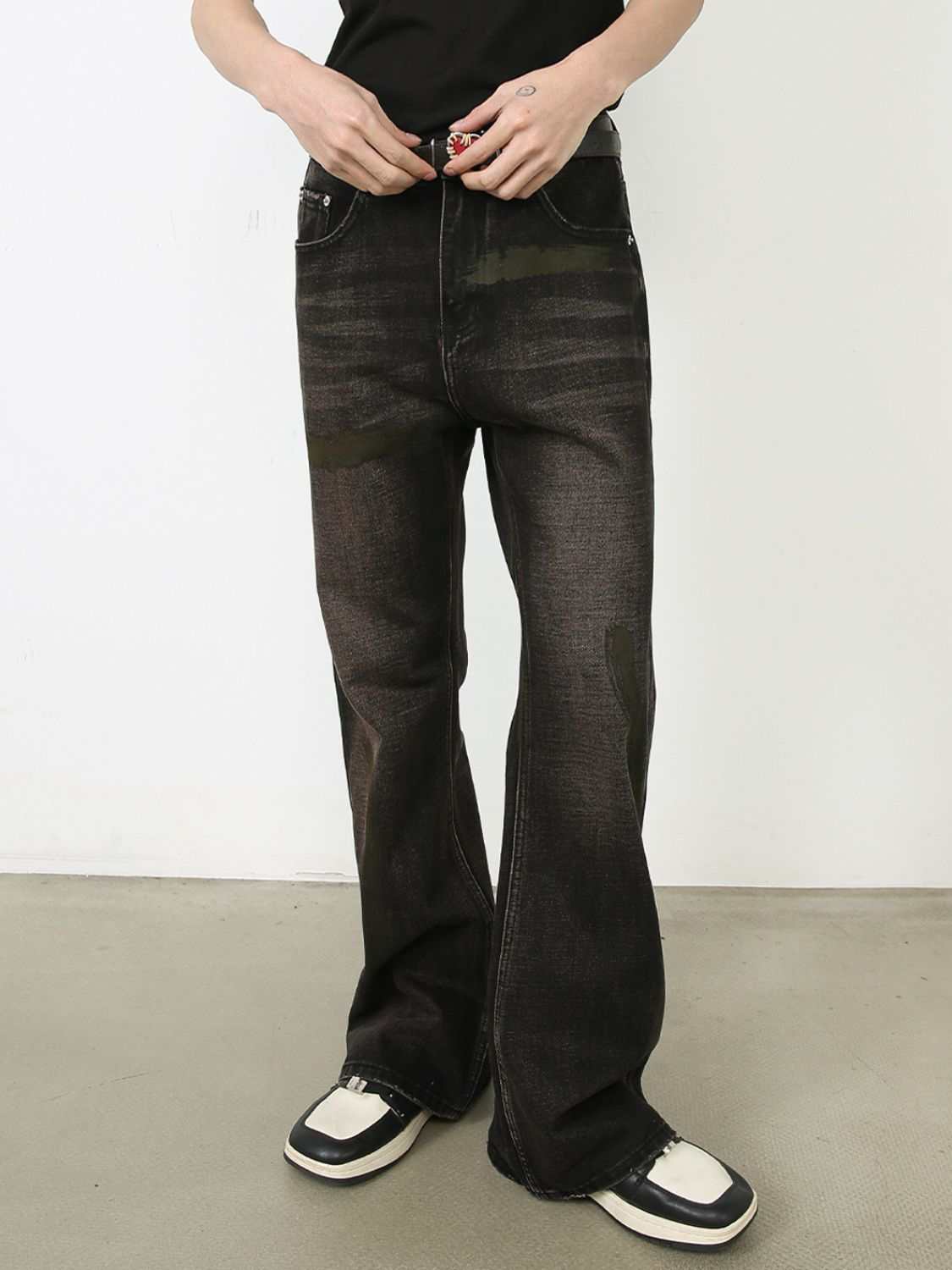 Men's mid rise jeans with pockets, buttoned design, black color.
