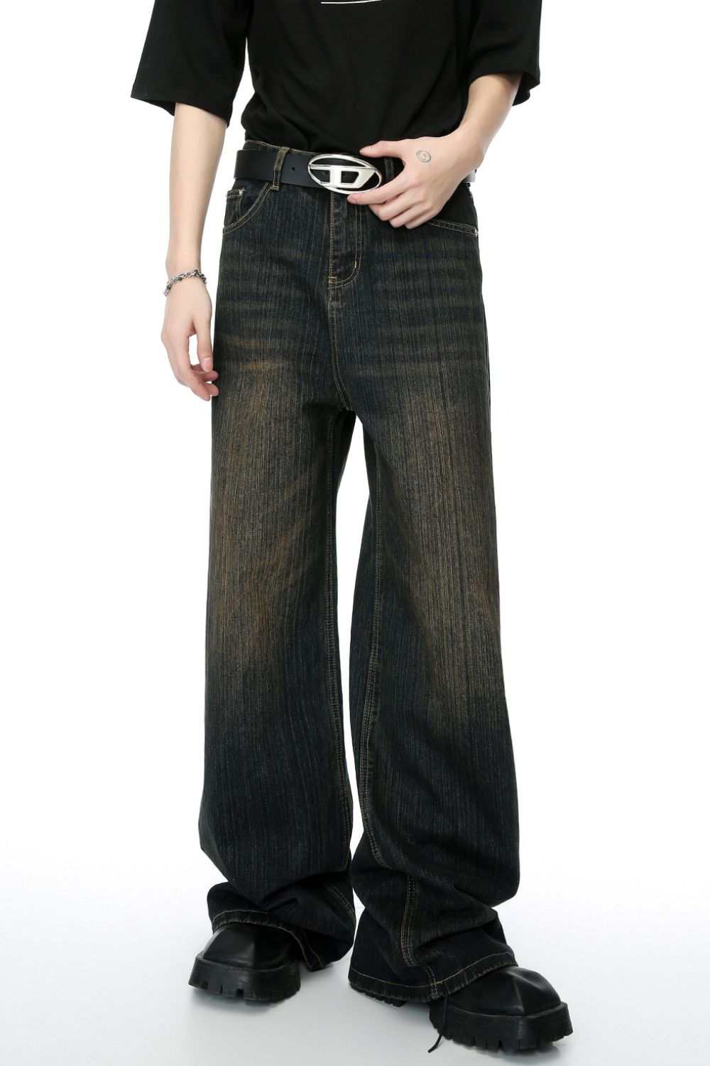 High rise wide leg jeans for any occasion, made from 90% cotton, 5% polyester, and 5% viscose, offering a structured silhouette.