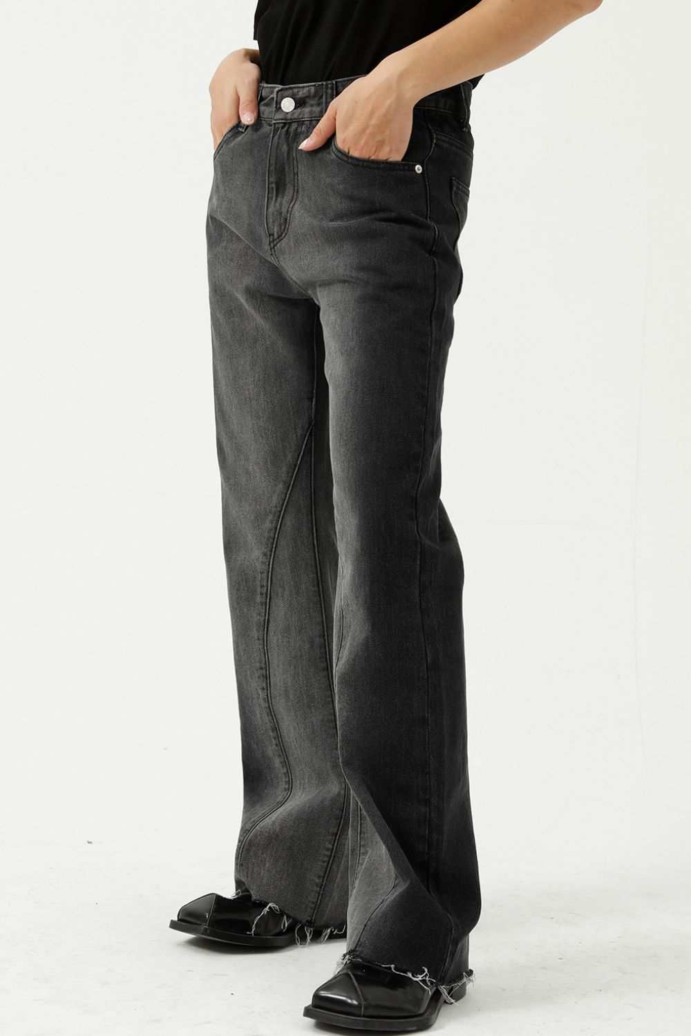 Frayed hem jeans with pockets, no stretch, cotton-polyester blend.