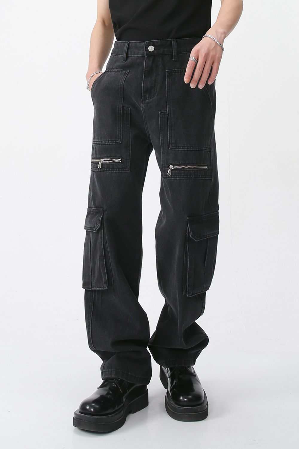 Men's loose fit jeans with cargo pockets and black shoe pairing.