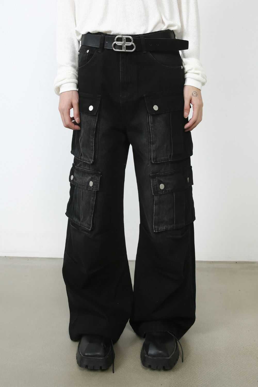 Men's wide leg jeans with cargo pockets, black color, basic style.