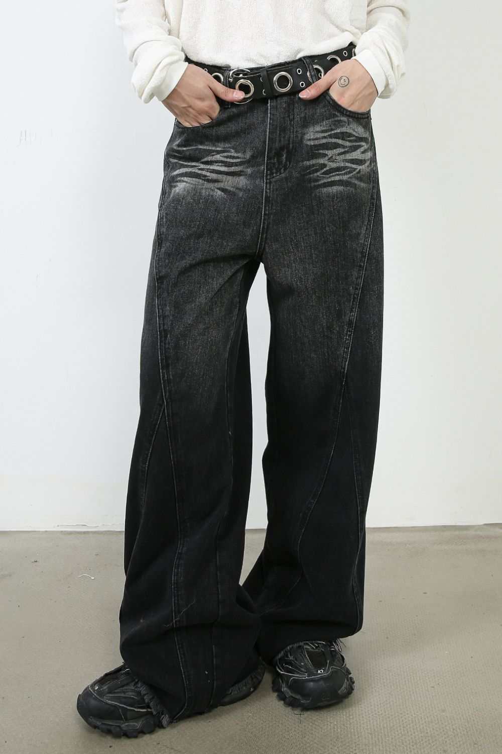 Men's wide leg jeans with pockets, black color, no stretch, made of cotton blend.
