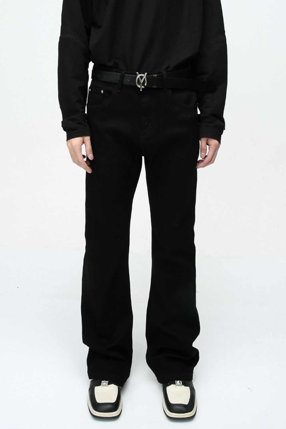 Mid rise black jeans with pockets, basic style, no stretch, cotton blend.