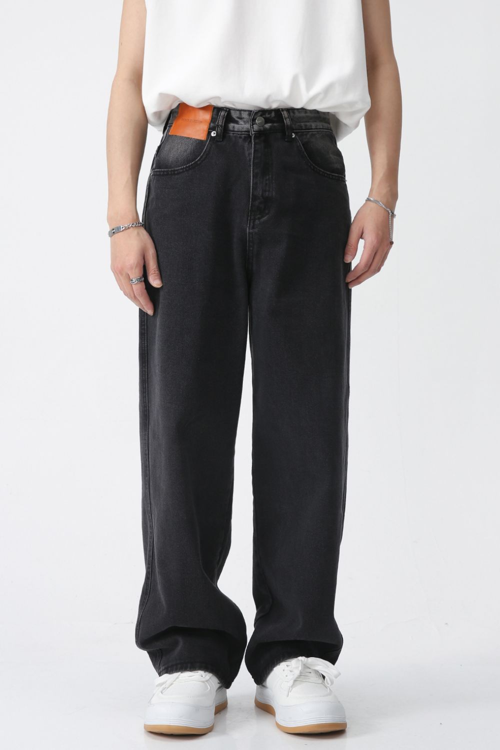 Wide leg jeans with pockets, basic style, no stretch, black.