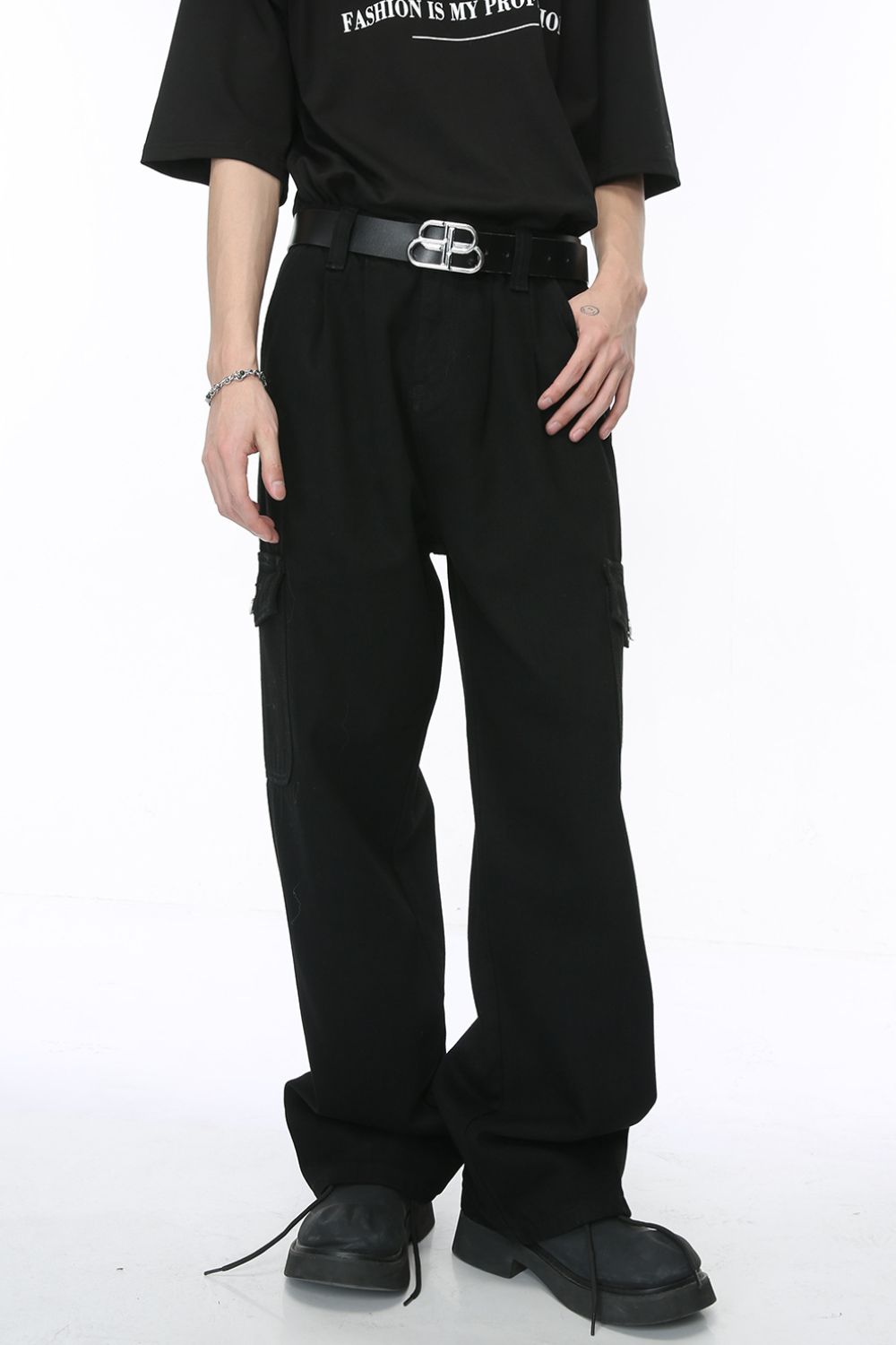Wide leg jeans with pockets, black, cotton blend, no stretch.