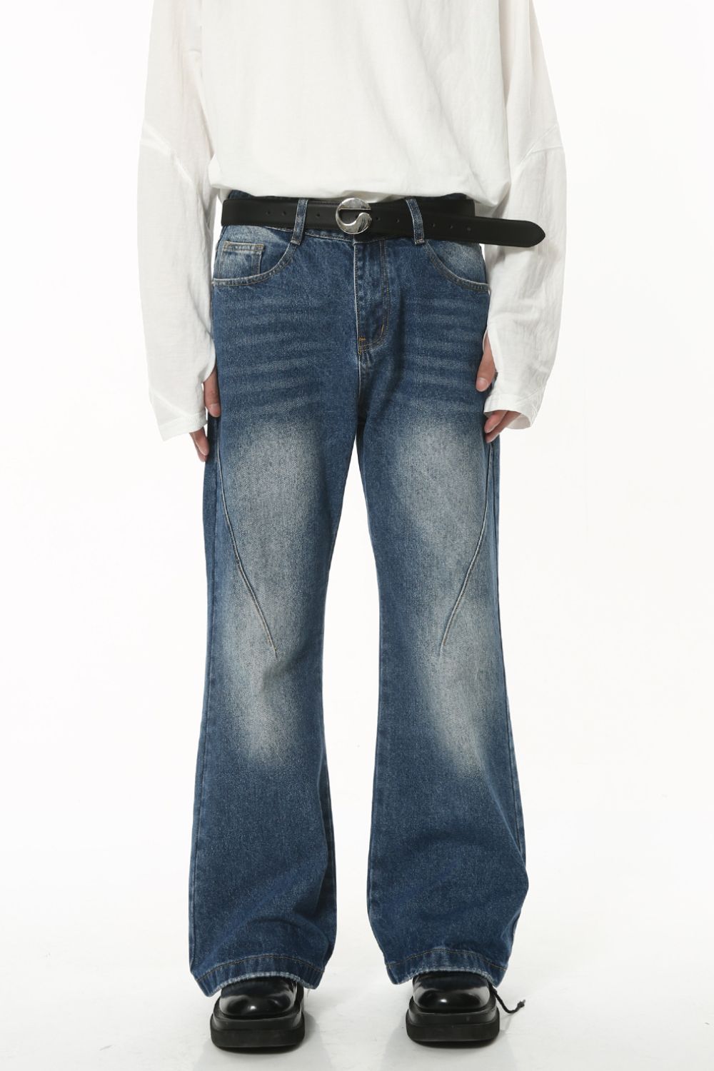 Washed jeans with pockets, basic style, no stretch, cotton blend.