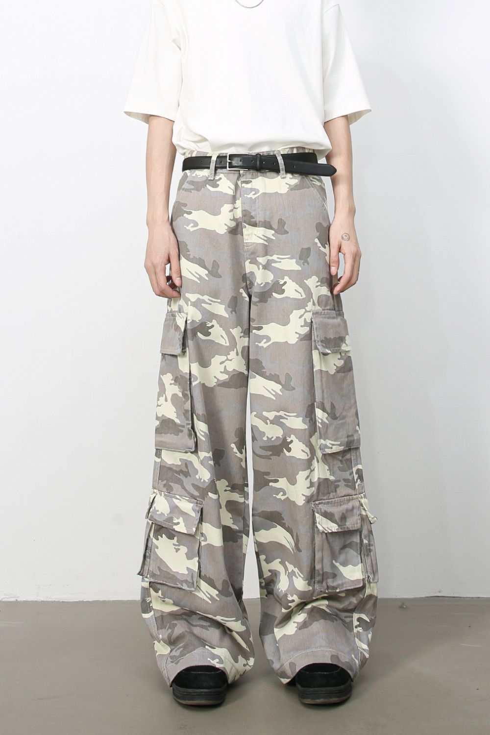 Men's camouflage wide leg cargo jeans with multiple pockets.