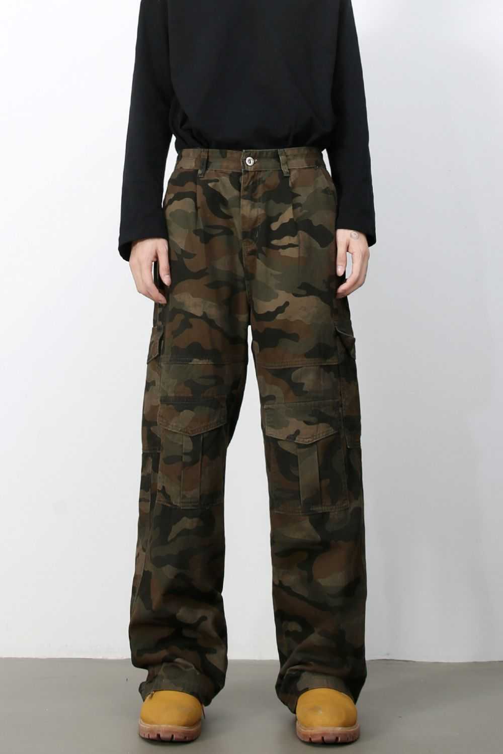 Men's camouflage loose fit jeans with basic pocketed style.