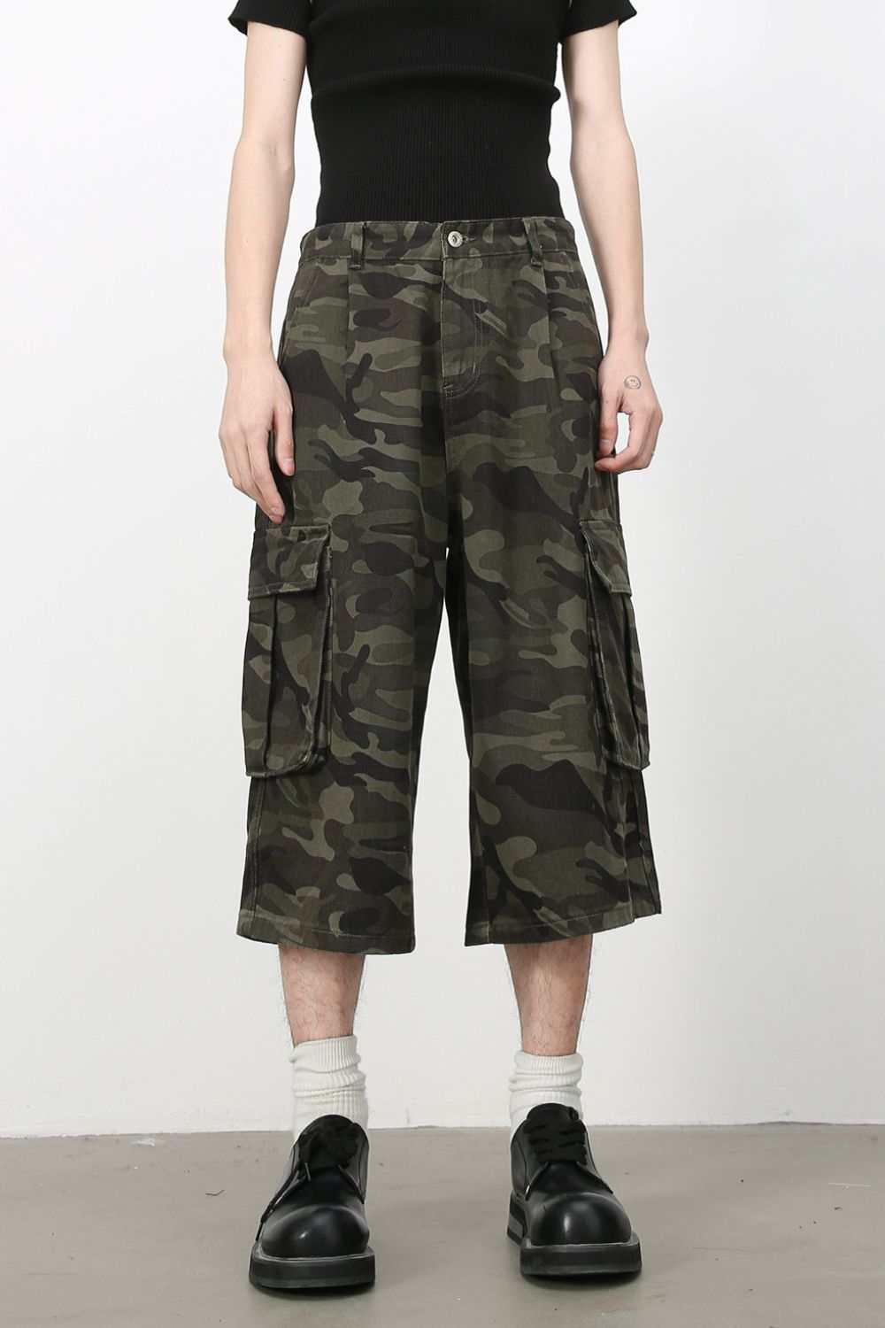 Men's camouflage denim cargo shorts, basic style, buttoned pockets, 100% cotton.