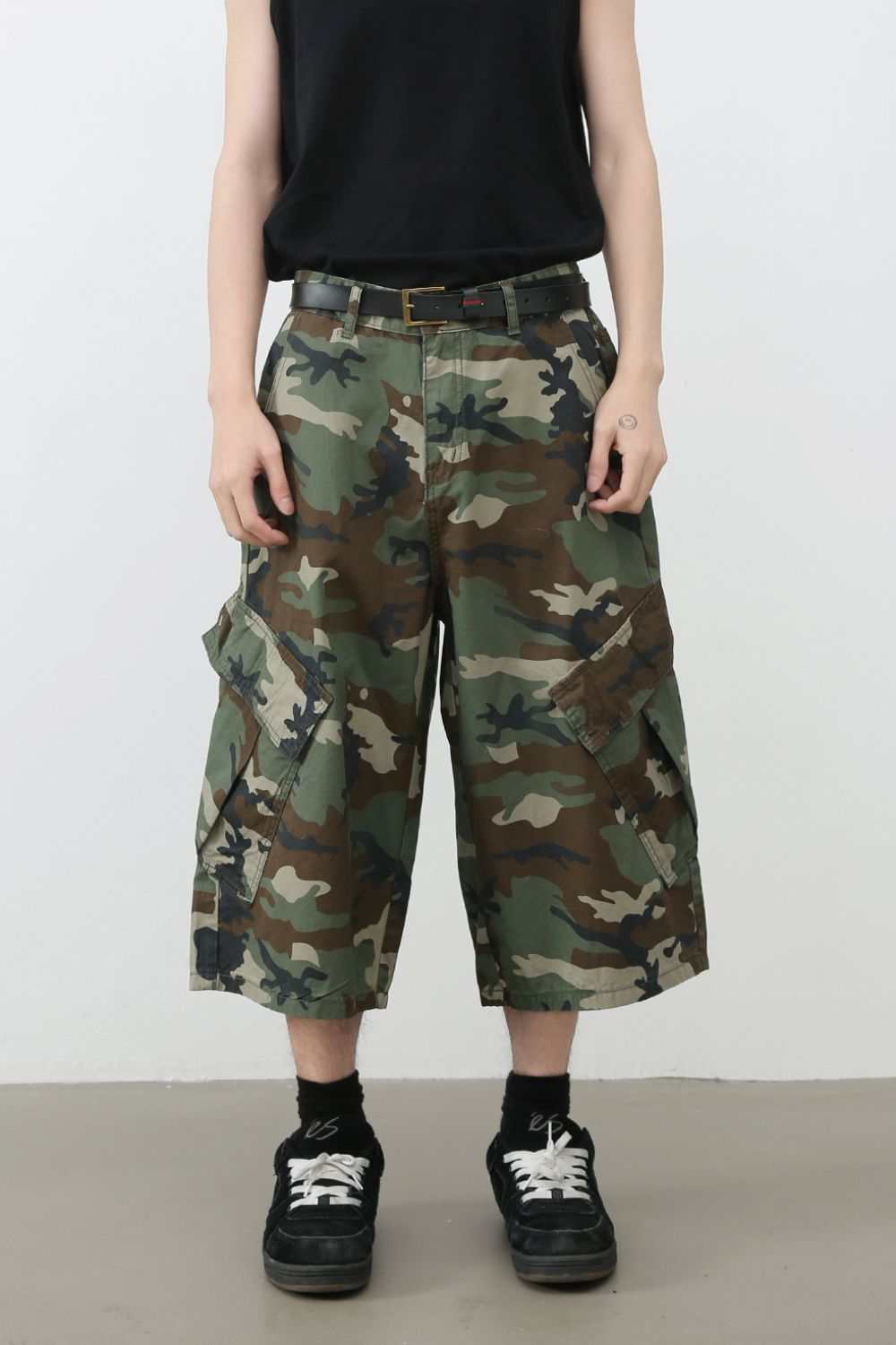 Men's camouflage denim cargo shorts with pockets, no stretch, 100% cotton.