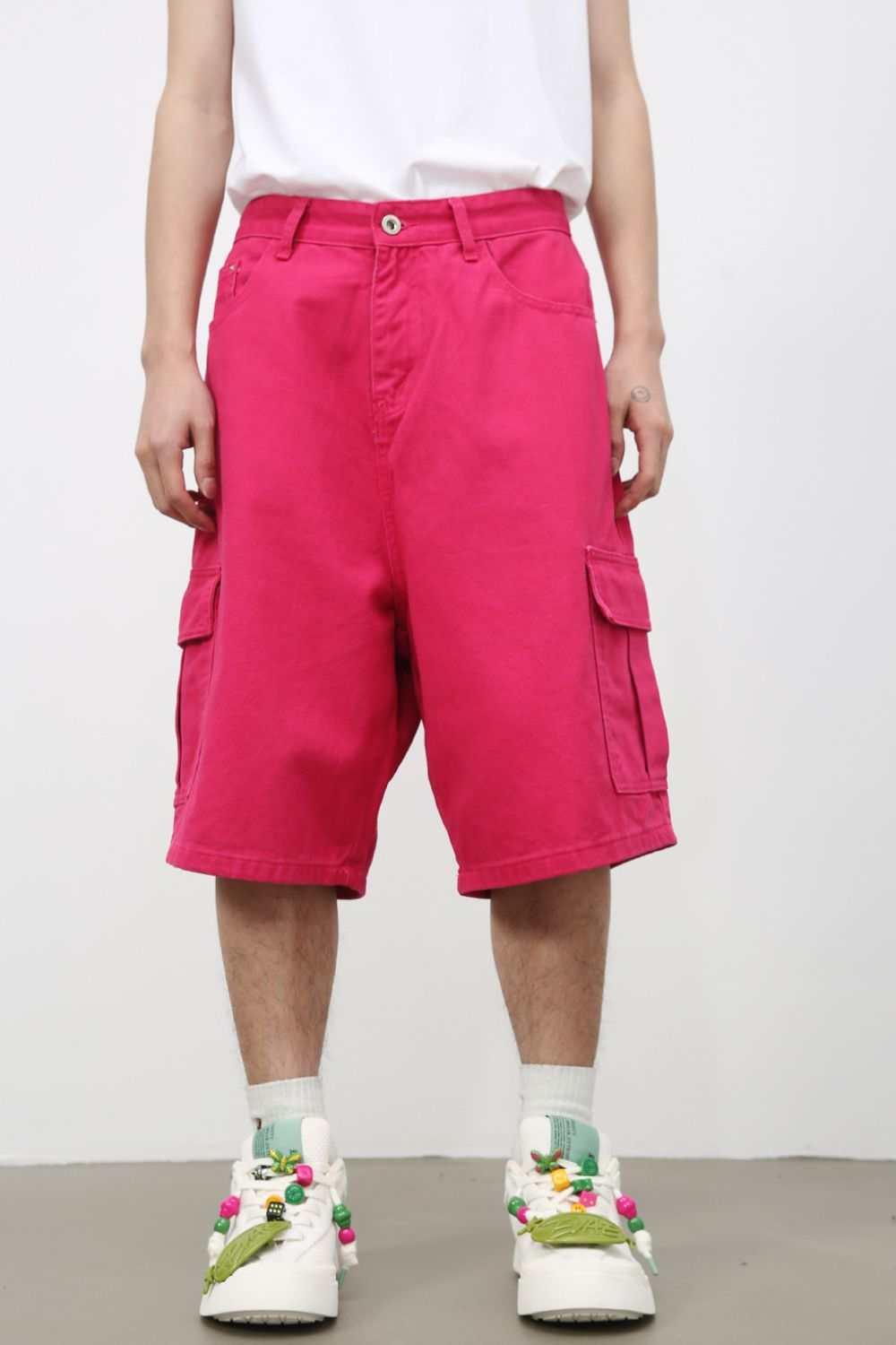 Men's mid rise denim shorts with cargo pockets and button closure, no stretch, 100% cotton.