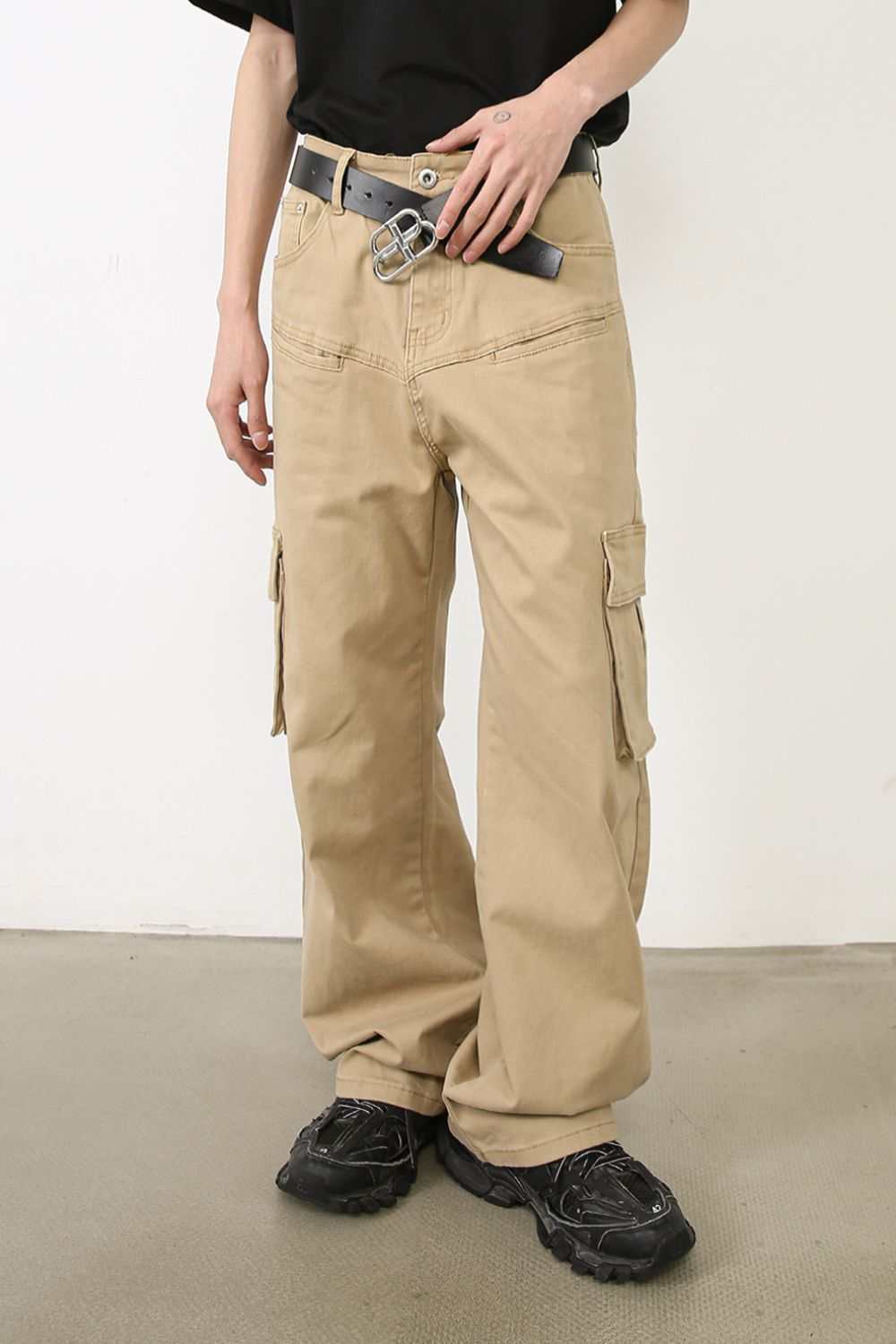 Men's baggy jeans with cargo pockets, made of 98% cotton, 2% elastane, no stretch.