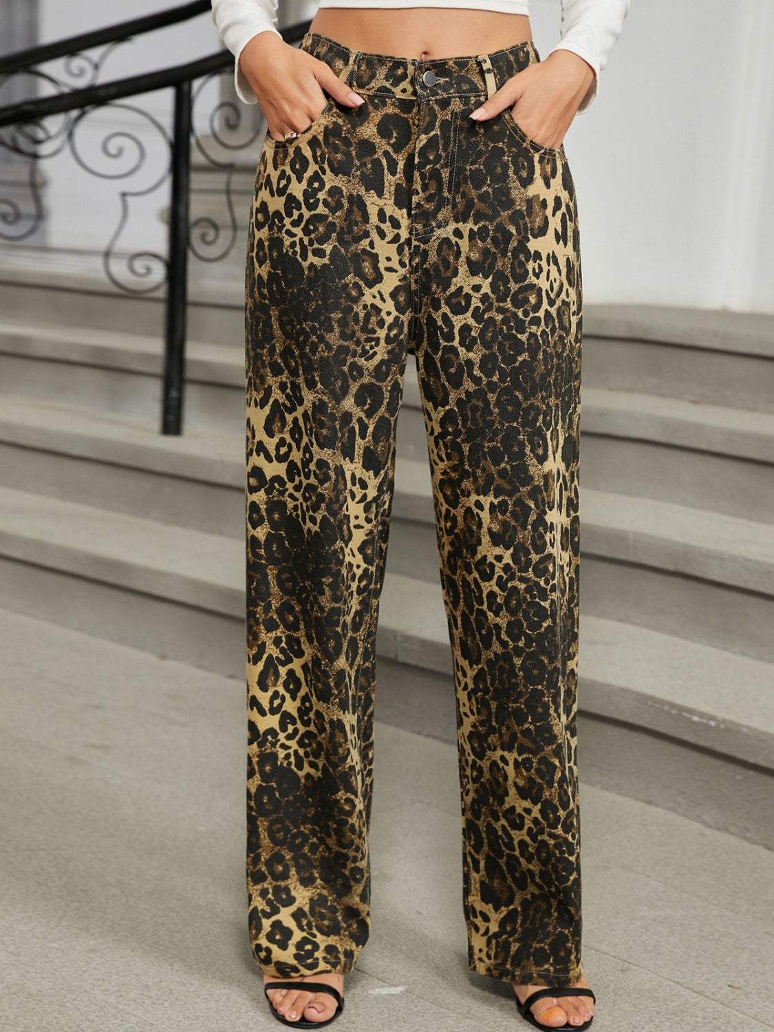 Leopard print jeans with pockets and button detail, no stretch, made of rayon and polyester.