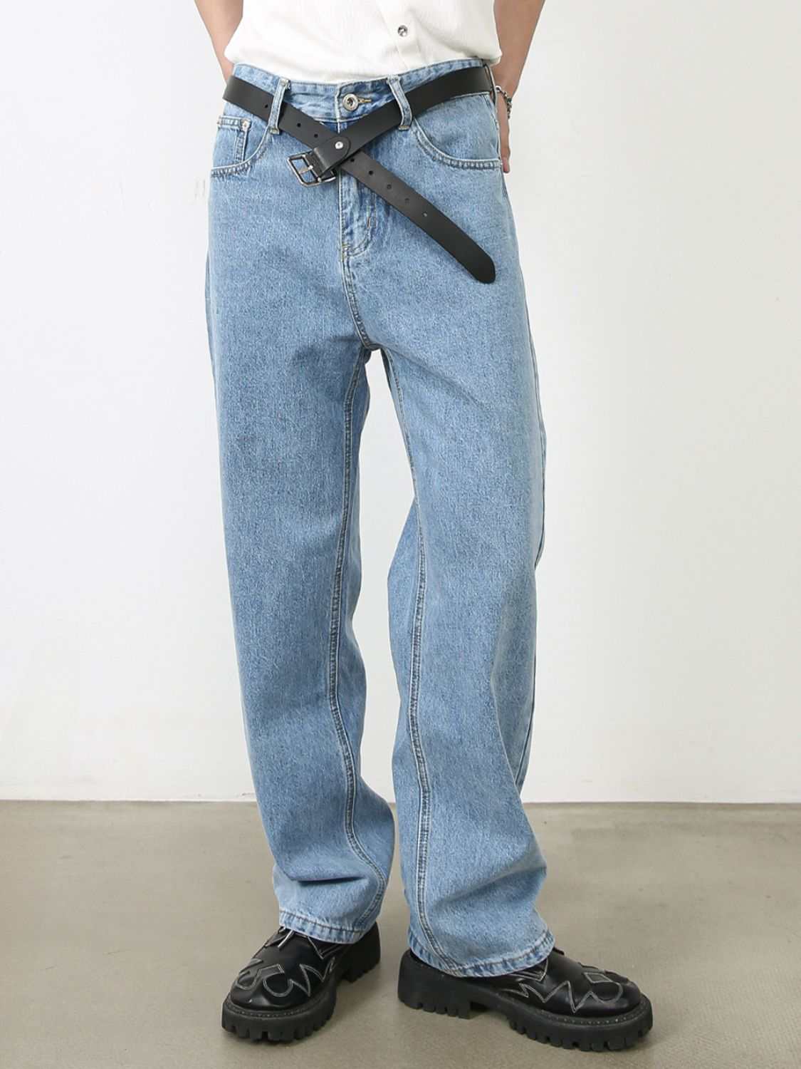 Men's straight leg jeans with basic style, pocketed, in light blue denim.