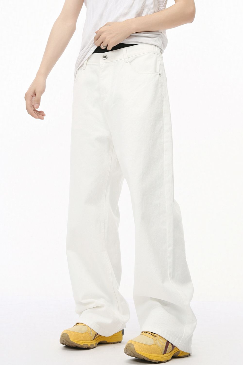 Wide leg jeans with pockets in white, made of 98% cotton and 2% viscose, no stretch.