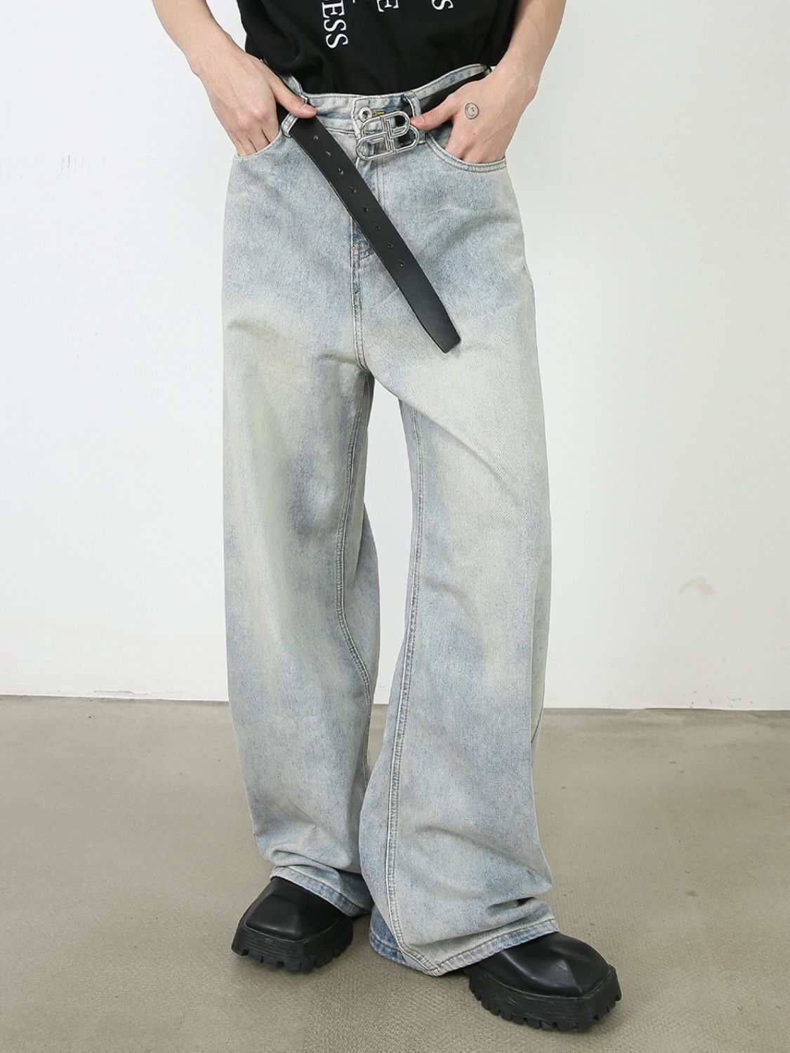 Men's wide leg jeans with pockets, buttoned, no stretch, cotton-polyester blend.
