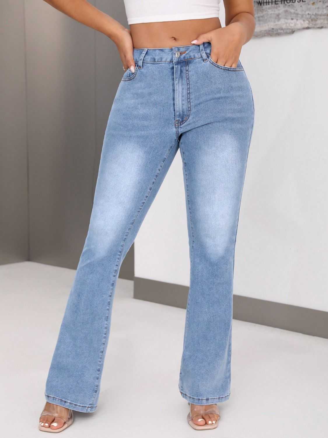 Bootcut jeans with pockets, buttoned and highly stretchy, made of 85% cotton and 15% polyester.