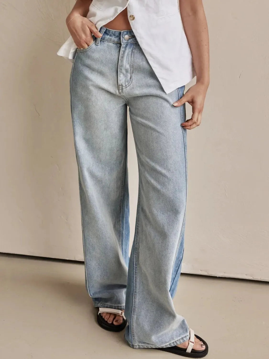 Wide leg jeans with pockets, buttoned design, made of cotton and polyester.