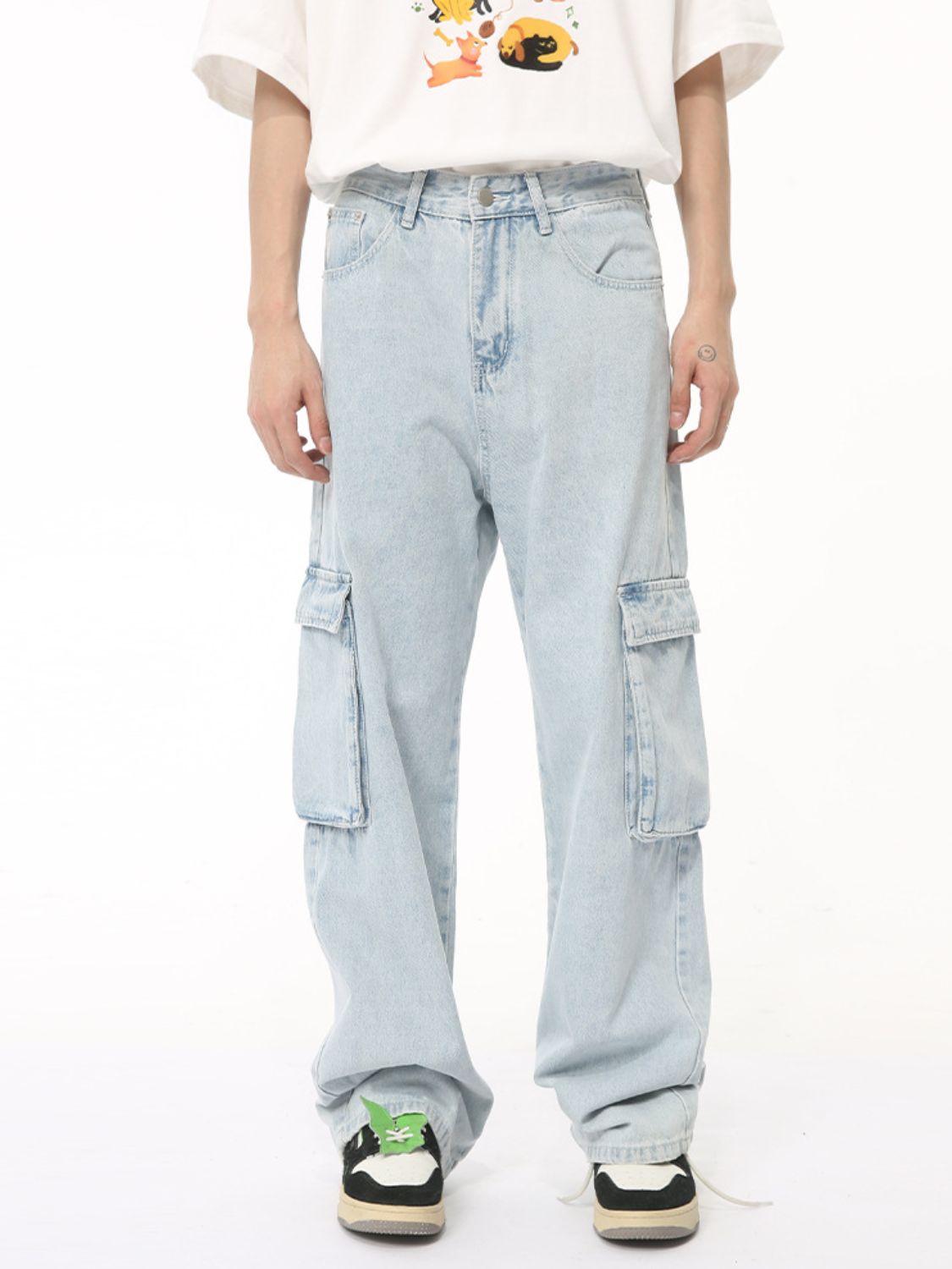Men's washed straight cargo jeans with side pockets, featuring a classic washed finish.