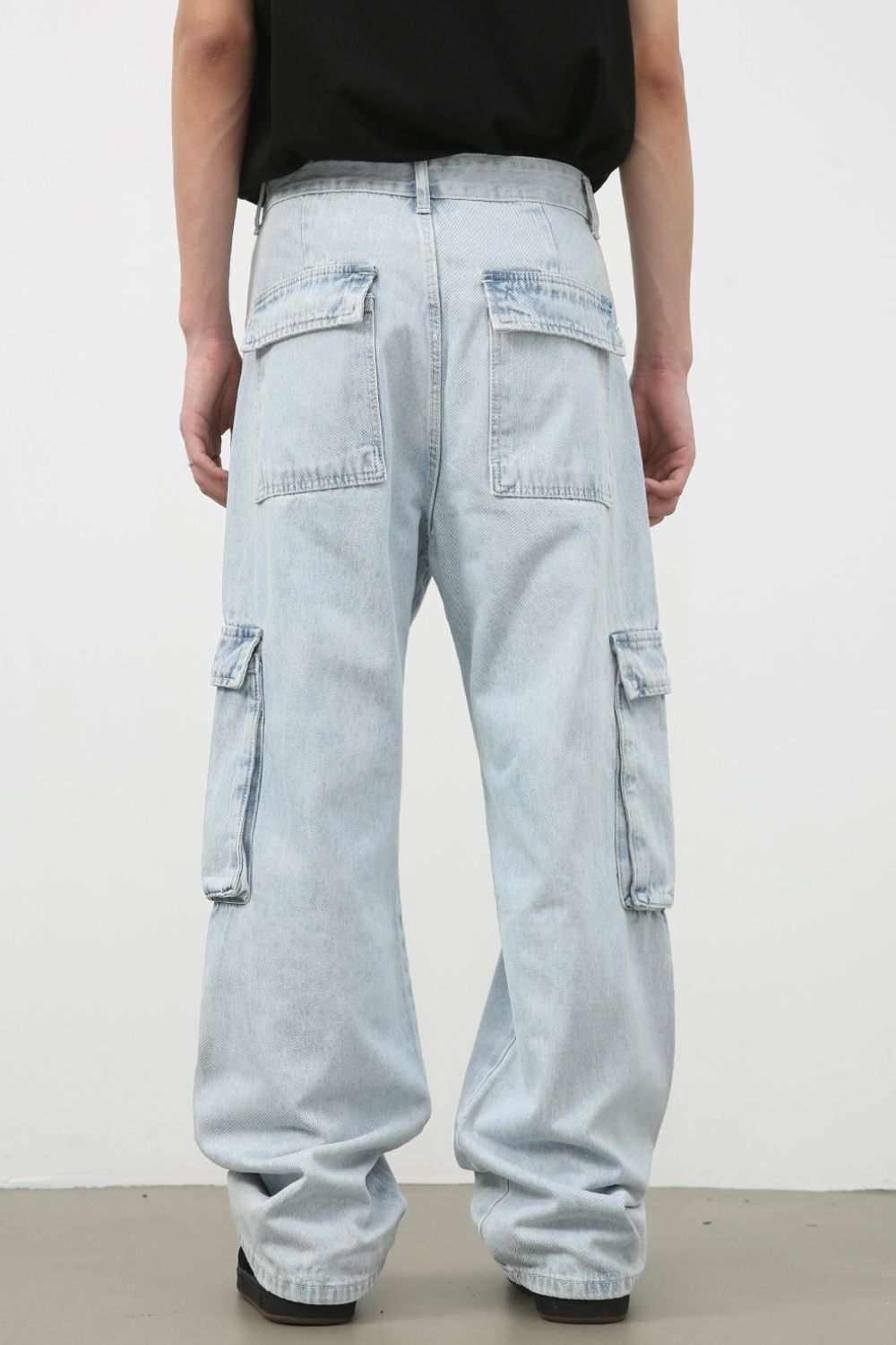Men's wide leg jeans with cargo pockets, no stretch, cotton blend.