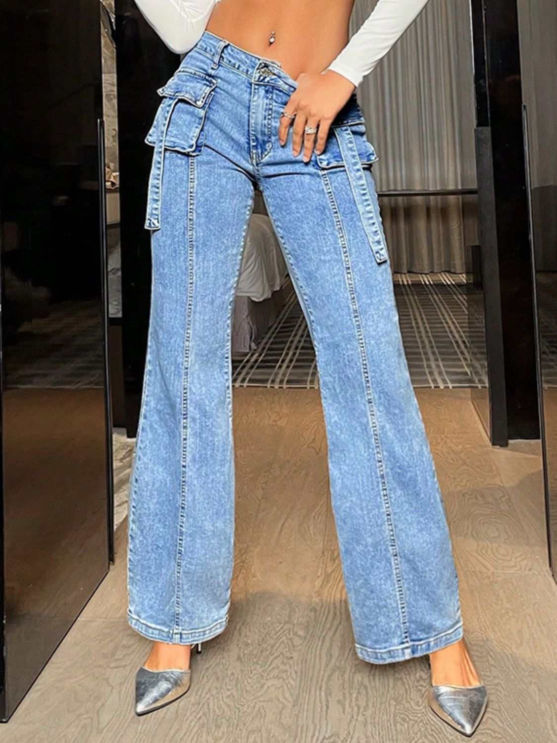 Mid rise straight jeans with cargo pockets, slightly stretchy, 85% cotton.