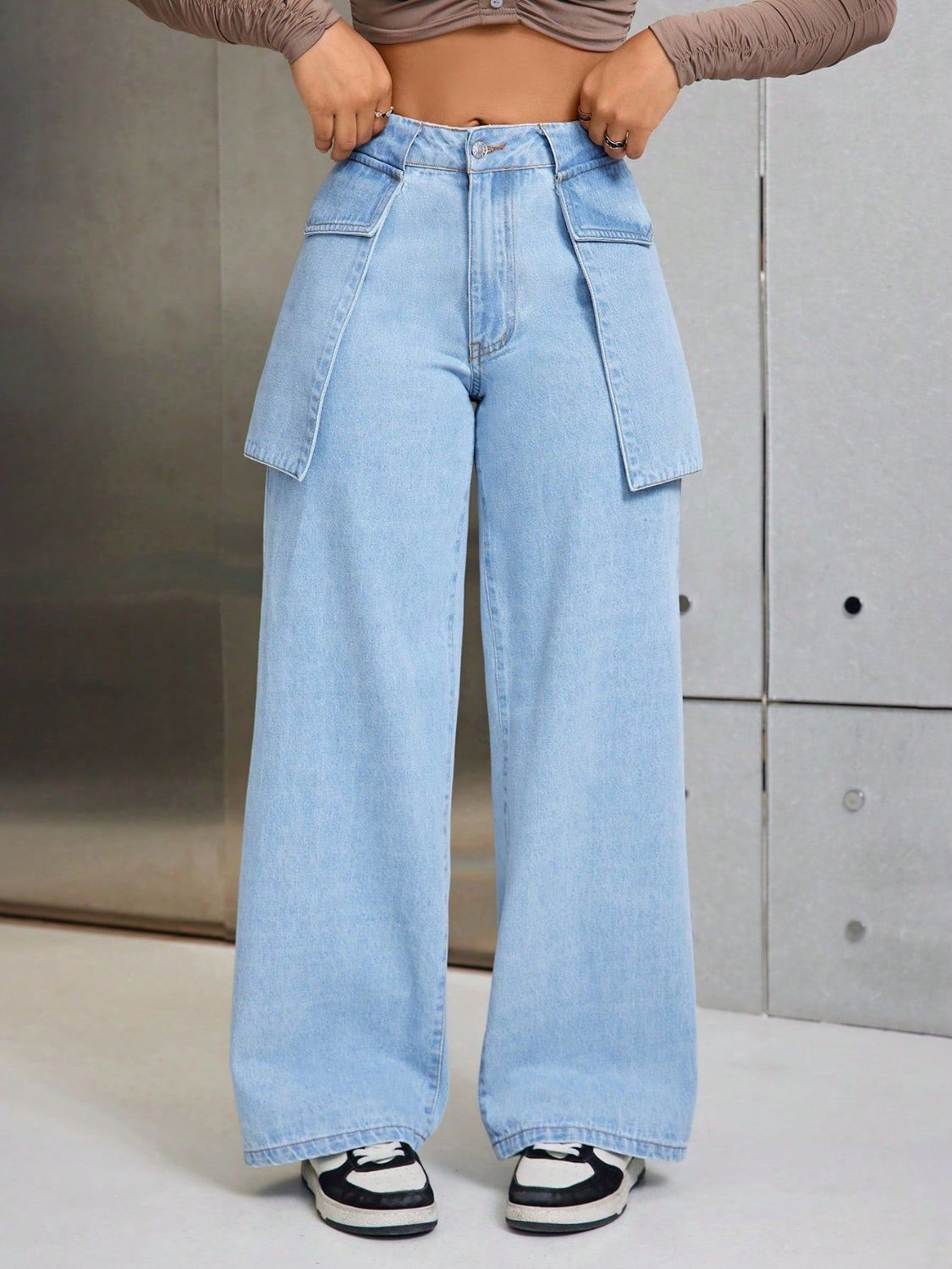 Wide leg jeans with pockets in light blue denim, slightly stretchy fabric, front view.