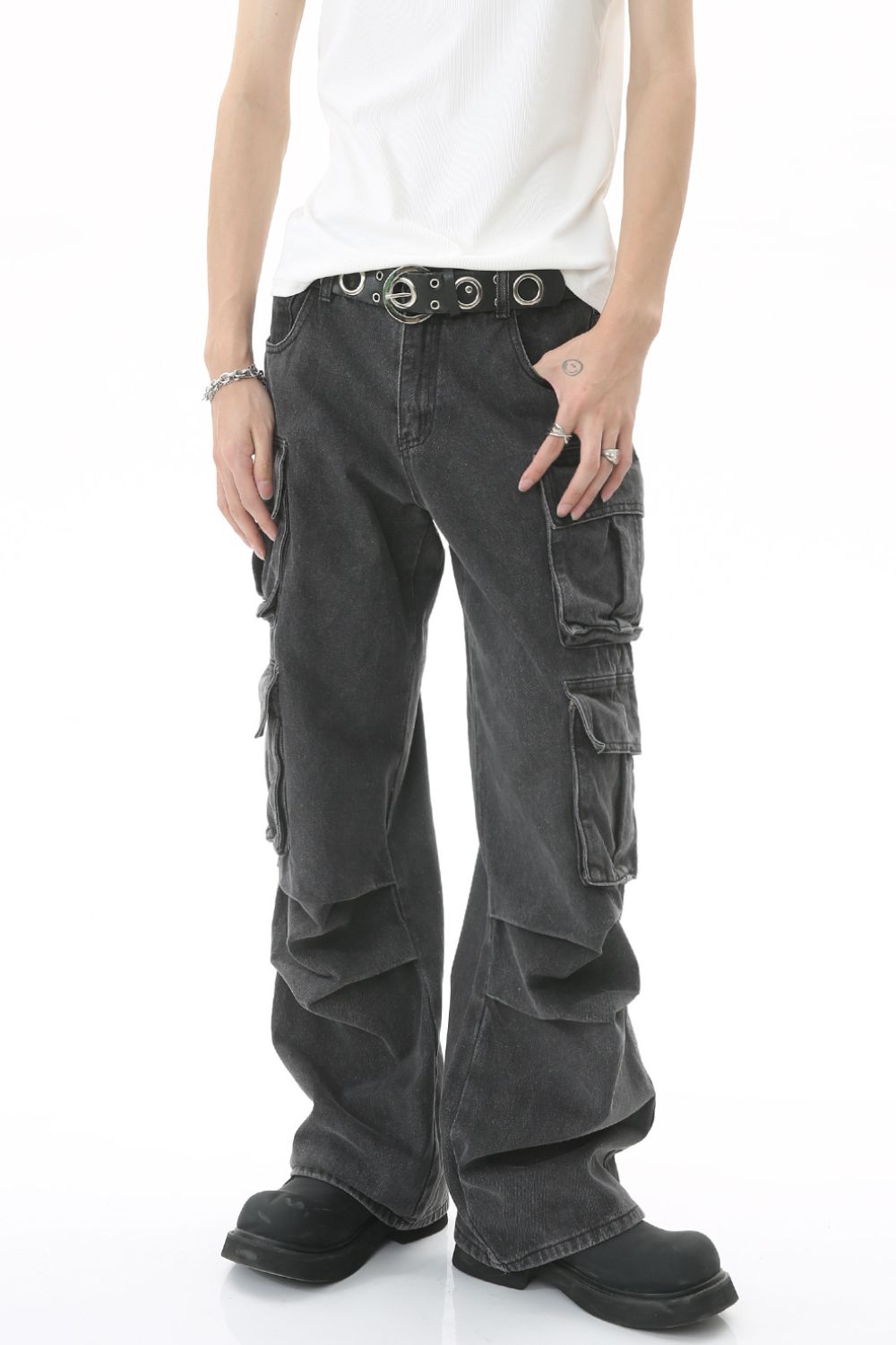 Men's multi-pocket pleated cargo jeans in dark wash, no stretch, 95% cotton, 5% viscose.