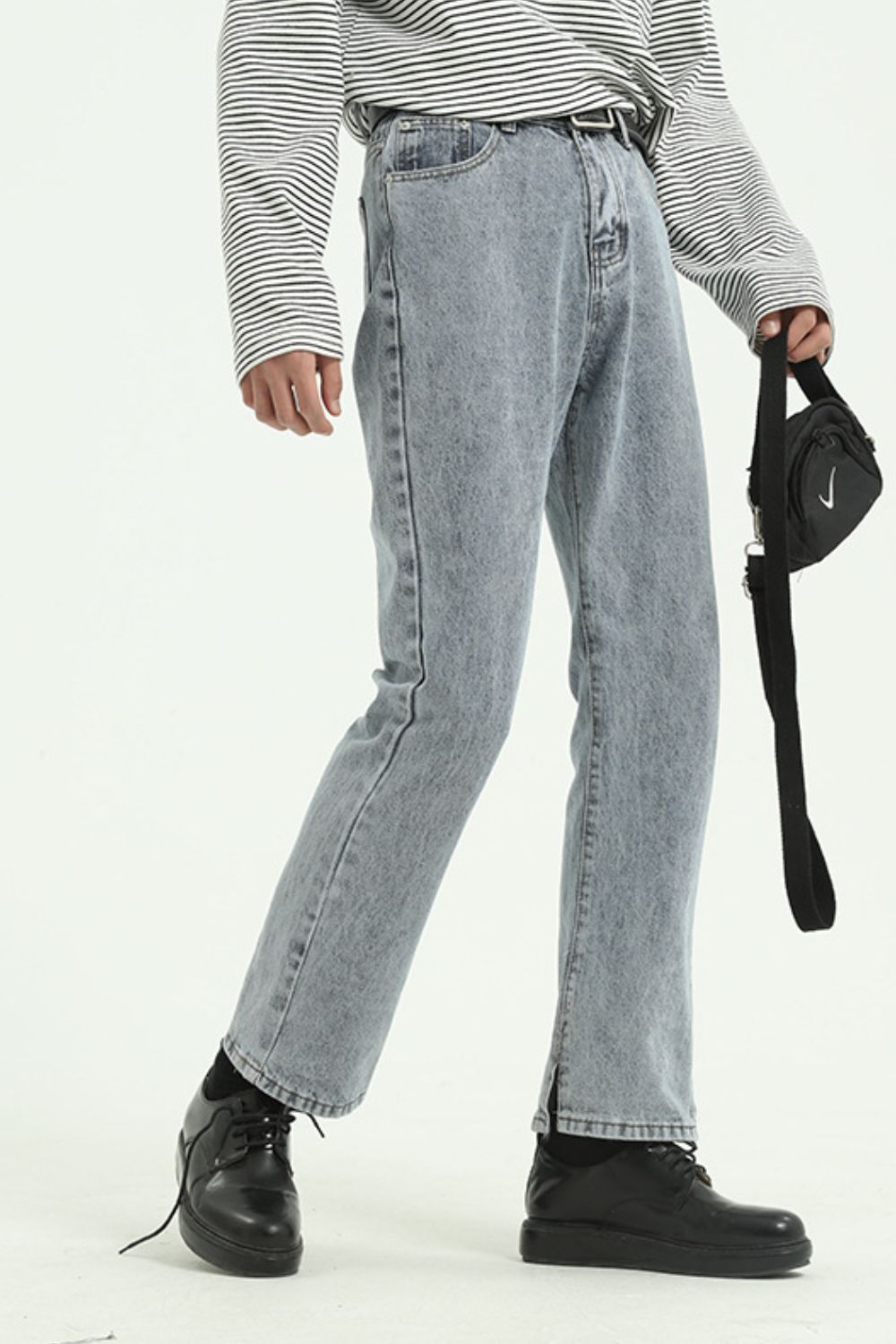 Side slit jeans with pockets in 100% cotton, featuring a basic style design.