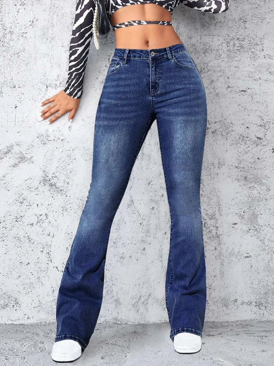 High rise jeans with pockets, buttoned design, slightly stretchy denim.