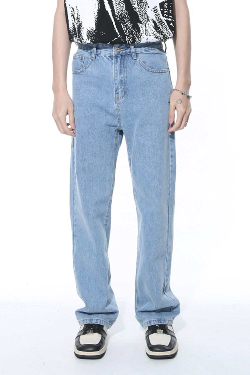 Jeans with pockets, basic style, no stretch, cotton blend material.