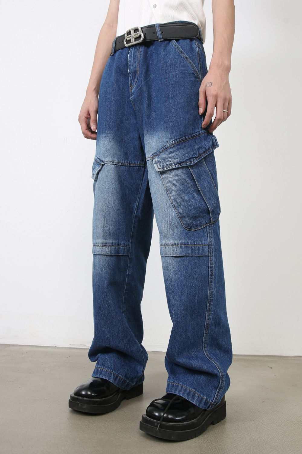 Men's baggy jeans with pockets in blue, featuring a basic, no-stretch design made from cotton blend.