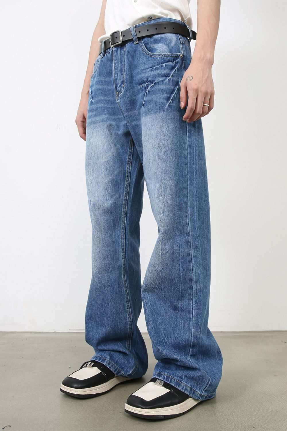 Men's loose fit jeans in blue, basic style, no stretch.