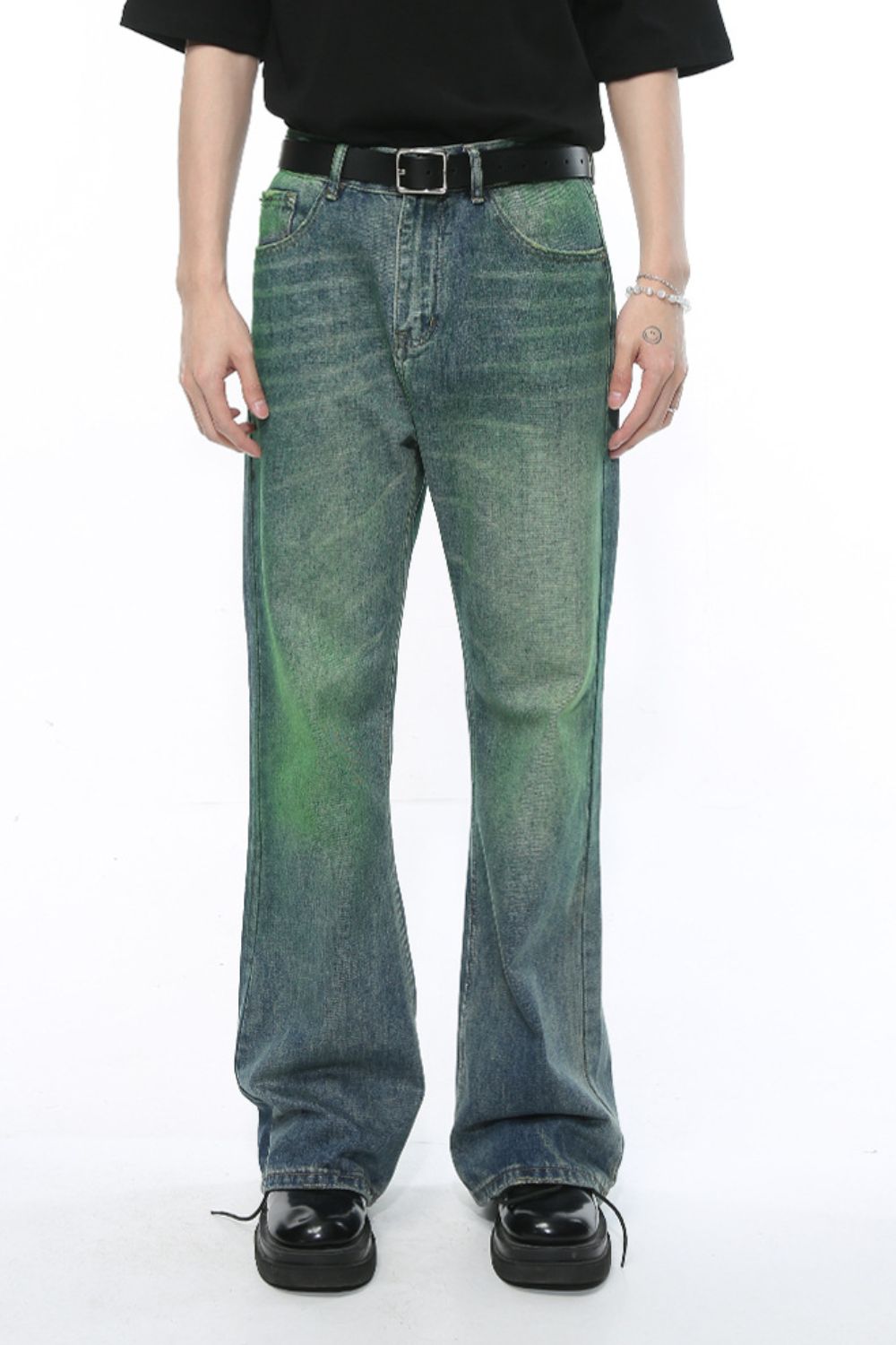 Mid rise men's jeans with pockets, basic style, no stretch, cotton blend.